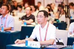 图片包含 人, 桌子, 男人, 人们 描述已自动生成