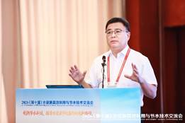 穿白衬衫的人 中度可信度描述已自动生成