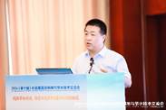人手里拿着纸 中度可信度描述已自动生成